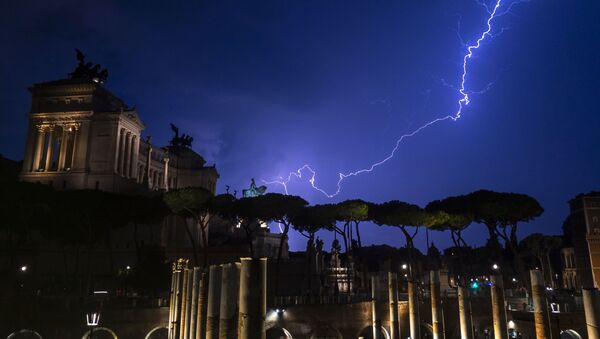 Chớp lóa trên đài tưởng niệm Vittorio Emanuele II ở Rome - Sputnik Việt Nam