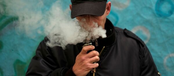 Người hút thuốc lá điện tử. - Sputnik Việt Nam