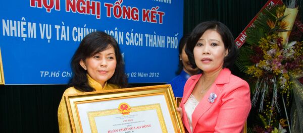 Đ/c Nguyễn Thị Hồng - Phó Chủ tịch UBND TP đang trao tặng Huân chương Lao động Hạng 3 cho đ/c Đào Thị Hương Lan - Giám đốc sở. - Sputnik Việt Nam