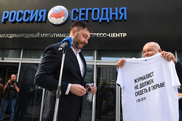 Nhà báo không phải ở tù: Ông Vyshinsky được chào đón bằng một ổ bánh mì Nhà báo không phải ở tù: Ông Vyshinsky được chào đón bằng một ổ bánh mì - Sputnik Việt Nam