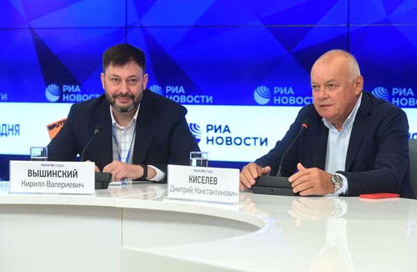 Nhà báo không phải ở tù: Ông Vyshinsky được chào đón bằng một ổ bánh mì Nhà báo không phải ở tù: Ông Vyshinsky được chào đón bằng một ổ bánh mì - Sputnik Việt Nam