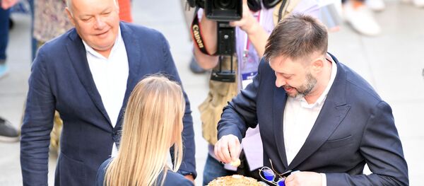 Ông Vyshinsky được chào đón bằng một ổ bánh mì. Ông Vyshinsky được chào đón bằng một ổ bánh mì. - Sputnik Việt Nam