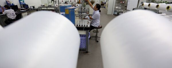 Kiểm tra chất lượng sợi DTY tại phòng thí nghiệm.  - Sputnik Việt Nam