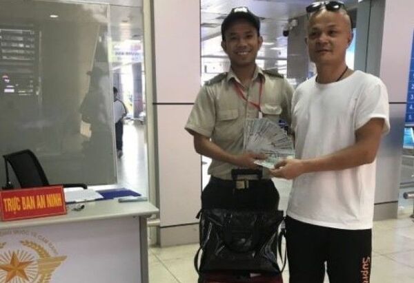 Du khách Trung Quốc được trả lại hơn 364 triệu đồng bị bỏ quên tại Cảng HKQT Cam Ranh Du khách Trung Quốc được trả lại hơn 364 triệu đồng bị bỏ quên tại Cảng HKQT Cam Ranh - Sputnik Việt Nam