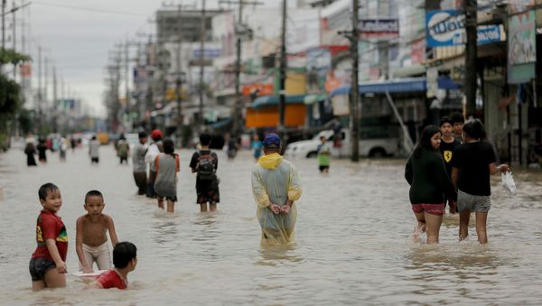 Người dân trên đường phố ngập lụt ở Thái Lan Người dân trên đường phố ngập lụt ở Thái Lan - Sputnik Việt Nam