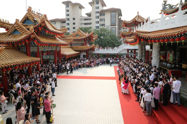 Đôi uyên ương sau lễ cưới tập thể ở Malaysia - Sputnik Việt Nam