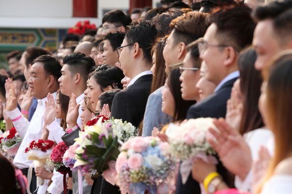 Cặp vợ chồng mới cưới tại lễ cưới tập thể ở Malaysia - Sputnik Việt Nam