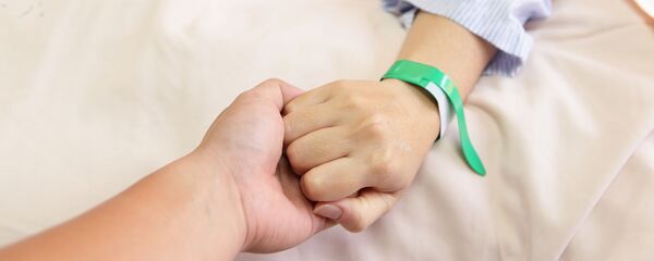 Chồng nắm tay vợ trước khi phẫu thuật - Sputnik Việt Nam