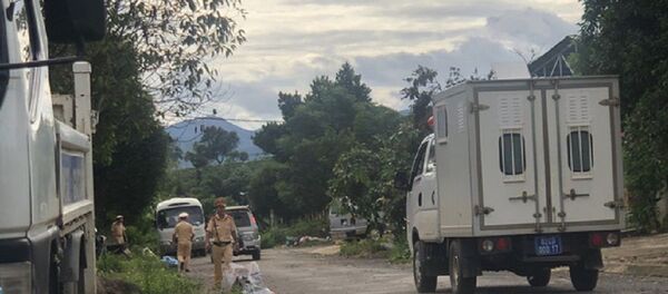 Lực lượng công an tiến hành phong tỏa hiện trường công xưởng sản xuất ma túy. - Sputnik Việt Nam