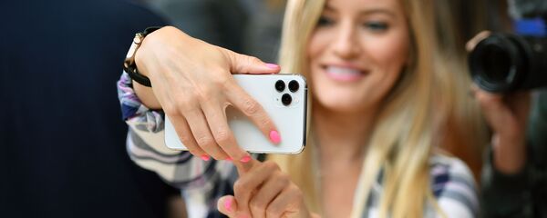 Cô gái chụp ảnh bằng Apple 11 Pro mới ở California - Sputnik Việt Nam