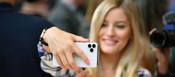 Cô gái chụp ảnh bằng Apple 11 Pro mới ở California - Sputnik Việt Nam