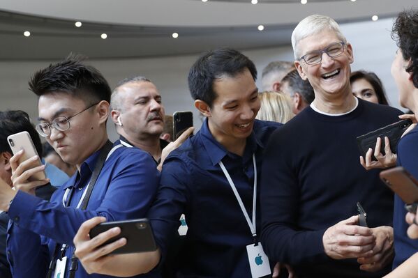 Giám đốc điều hành Apple Tim Cook trong buổi giới thiệu sản phẩm mới tại California - Sputnik Việt Nam