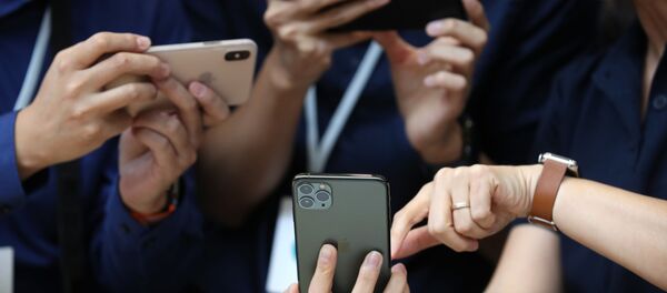 Khách tham dự xem Apple iPhone 11 Pro mới ở California - Sputnik Việt Nam