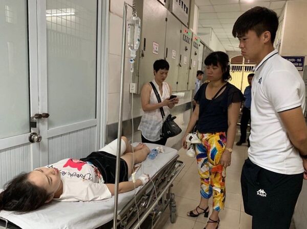 Đi xem trận Hà Nội FC rồi phải phẫu thuật 2 lần: Nữ hâm mộ bị bỏng vì pháo sáng Đi xem trận Hà Nội FC rồi phải phẫu thuật 2 lần: Nữ hâm mộ bị bỏng vì pháo sáng - Sputnik Việt Nam