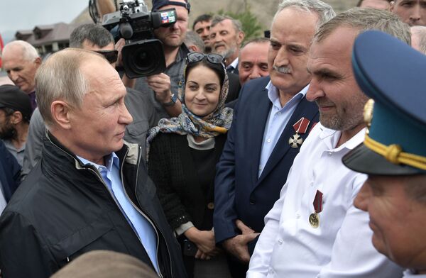 Putin uống nốt cốc rượu khi đến Dagestan, như lời hứa 20 năm trước - Sputnik Việt Nam