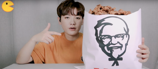 Người phụ nữ Hàn Quốc kiếm tiền triệu bằng cách ăn những thức ăn khổng lồ trước camera - Sputnik Việt Nam