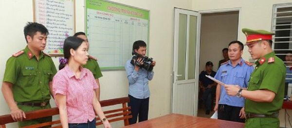 Đọc lệnh khởi tố đối với Nguyễn Thị Kim Anh Đọc lệnh khởi tố đối với Nguyễn Thị Kim Anh - Sputnik Việt Nam