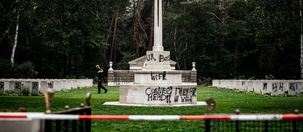 Những kẻ phá hoại đã làm ô uế đài tưởng niệm Thế chiến II. - Sputnik Việt Nam