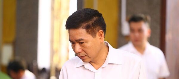 Bị cáo Trần Xuân Yến - cựu Phó Giám đốc Sở GDĐT tỉnh Sơn La đến tòa. - Sputnik Việt Nam