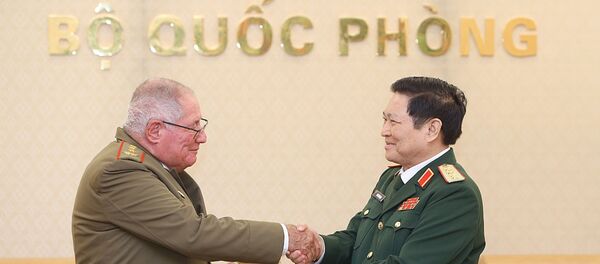 Đại tướng Ngô Xuân Lịch tặng quà lưu niệm cho Thượng tướng Álvaro López Miera. Đại tướng Ngô Xuân Lịch tặng quà lưu niệm cho Thượng tướng Álvaro López Miera. - Sputnik Việt Nam