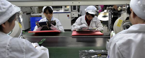 Công nhân Trung Quốc lắp ráp linh kiện điện tử trong nhà máy thuộc công ty khổng lồ Foxconn của Đài Loan tại Thâm Quyến, Trung Quốc - Sputnik Việt Nam