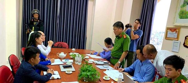 Lực lượng cảnh sát phong tỏa trụ sở Công ty Alibaba.  - Sputnik Việt Nam