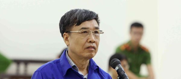 Bị cáo Lê Bạch Hồng (sinh năm 1954, nguyên Thứ trưởng Bộ Lao động - Thương binh và Xã hội, nguyên Tổng Giám đốc Bảo hiểm Xã hội Việt Nam) khai báo lý lịch. Bị cáo Lê Bạch Hồng (sinh năm 1954, nguyên Thứ trưởng Bộ Lao động - Thương binh và Xã hội, nguyên Tổng Giám đốc Bảo hiểm Xã hội Việt Nam) khai báo lý lịch. - Sputnik Việt Nam