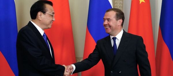 Thủ tướng Dmitry Medvedev và Thủ tướng Hội đồng Nhà nước Trung Quốc Li Keqiang trong một cuộc họp - Sputnik Việt Nam