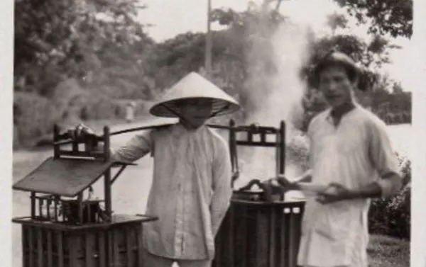 Người bán hàng rong với bún bò Huế Người bán hàng rong với bún bò Huế - Sputnik Việt Nam