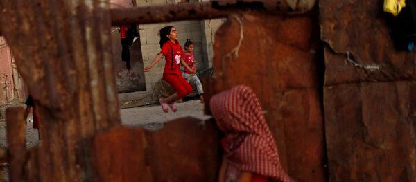 Палестинская девочка прыгает со скакалкой возле своего дома в лагере беженцев Аш-Шати в городе Газа Палестинская девочка прыгает со скакалкой возле своего дома в лагере беженцев Аш-Шати в городе Газа - Sputnik Việt Nam