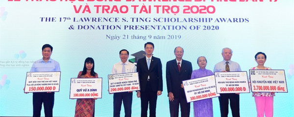 Đại diện Quỹ Lawrence S. Ting và Công ty Phú Mỹ Hưng trao tặng tài trợ năm 2020 cho các Quỹ, các Hội từ thiện, các Hội khuyến học. Đại diện Quỹ Lawrence S. Ting và Công ty Phú Mỹ Hưng trao tặng tài trợ năm 2020 cho các Quỹ, các Hội từ thiện, các Hội khuyến học. - Sputnik Việt Nam