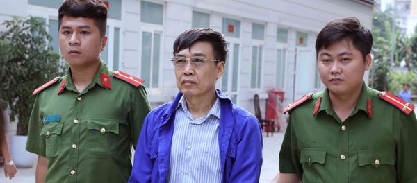 Cảnh sát dẫn giải bị cáo Lê Bạch Hồng (sinh năm 1954, nguyên Thứ trưởng Bộ Lao động - Thương binh và Xã hội, nguyên Tổng Giám đốc Bảo hiểm Xã hội Việt Nam). Cảnh sát dẫn giải bị cáo Lê Bạch Hồng (sinh năm 1954, nguyên Thứ trưởng Bộ Lao động - Thương binh và Xã hội, nguyên Tổng Giám đốc Bảo hiểm Xã hội Việt Nam). - Sputnik Việt Nam