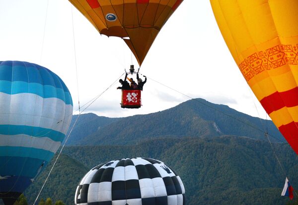 Những người tham gia cuộc diễu hành khinh khí cầu tại Lễ hội khí cầu ở Công viên Solohaul (Sochi) - Sputnik Việt Nam