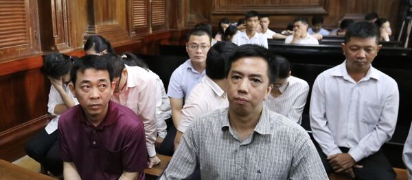 Bị cáo Nguyễn Minh Hùng (trái) và bị cáo Võ Mạnh Cường tại phiên xét xử.  - Sputnik Việt Nam