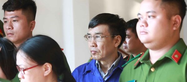 Cảnh sát dẫn giải bị cáo Lê Bạch Hồng (nguyên Thứ trưởng Bộ Lao động - Thương binh và Xã hội, nguyên Tổng giám đốc BHXH Việt Nam) và đồng phạm về trại giam. Cảnh sát dẫn giải bị cáo Lê Bạch Hồng (nguyên Thứ trưởng Bộ Lao động - Thương binh và Xã hội, nguyên Tổng giám đốc BHXH Việt Nam) và đồng phạm về trại giam. - Sputnik Việt Nam