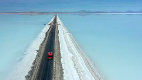 Ảnh chụp từ trên cao: Xe tải trên con đường giữa đồng bằng muối ở Uyuni, Bolivia - Sputnik Việt Nam