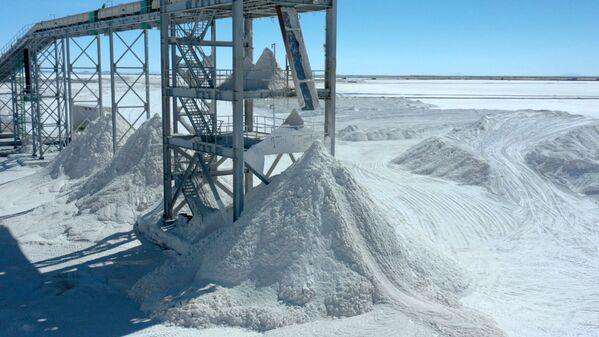 Ảnh chụp từ trên cao: Cảnh núi muối ở khu vực phía nam đồng bằng muối Uyuni, Bolivia - Sputnik Việt Nam