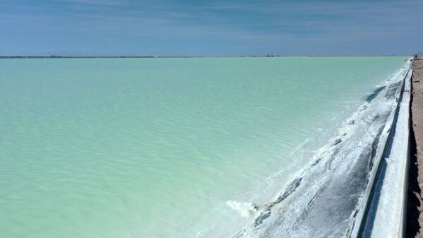 Ảnh chụp từ trên cao: Lưu vực bốc hơi ở khu vực phía nam đồng bằng muối Uyuni, Bolivia - Sputnik Việt Nam