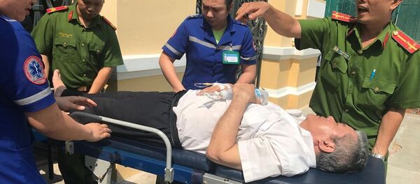 Dược sĩ Phạm Văn Thông được chuyển từ tòa đến bệnh viện để cấp cứu - Sputnik Việt Nam