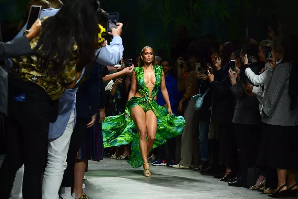 Ca sĩ Mỹ Jennifer Lopez tại buổi trình diễn Versace ở Milan Ca sĩ Mỹ Jennifer Lopez tại buổi trình diễn Versace ở Milan - Sputnik Việt Nam