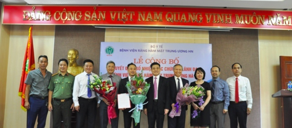 Lãnh đạo Bộ Y tế trao quyết định và chúc mừng các cán bộ được bổ nhiệm. - Sputnik Việt Nam