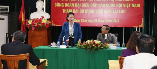 Chủ tịch Quốc hội Nguyễn Thị Kim Ngân nói chuyện với cán bộ, nhân viên Đại sứ quán. - Sputnik Việt Nam