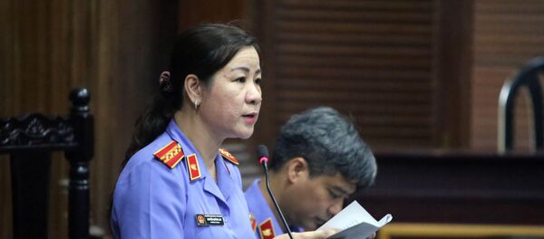 Kiểm sát viên Nguyễn Quỳnh Lan, đại diện Viện Kiểm sát giữ quyền công tố tại phiên tòa công bố bản luận tội và đề nghị mức án với các bị cáo. - Sputnik Việt Nam
