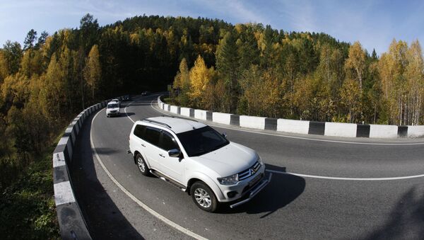 Ô tô chạy trên đường cao tốc liên bang P257 “Yenisei” trong rừng thu taiga Siberia, tây nam Krasnoyarsk - Sputnik Việt Nam