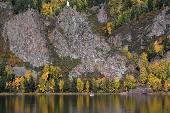 Mùa thu trong khu rừng bên bờ sông Yenisei, quận Divnogorsk - Sputnik Việt Nam