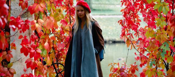 Cô gái trong tổ hợp cung điện-công viên Oranienbaum, St. Petersburg Cô gái trong tổ hợp cung điện-công viên Oranienbaum, St. Petersburg - Sputnik Việt Nam