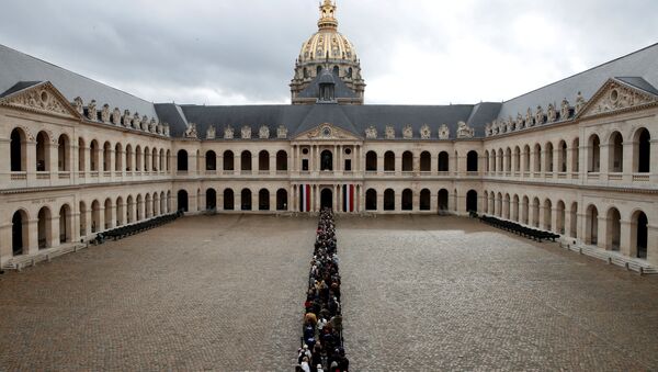 Mọi người xếp hàng trước Hôtel des Invalides viếng cựu Tổng thống Pháp Jacques Chirac - Sputnik Việt Nam