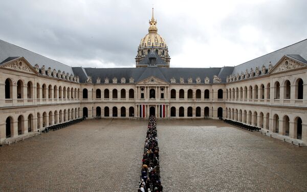 Mọi người xếp hàng trước Hôtel des Invalides viếng cựu Tổng thống Pháp Jacques Chirac - Sputnik Việt Nam