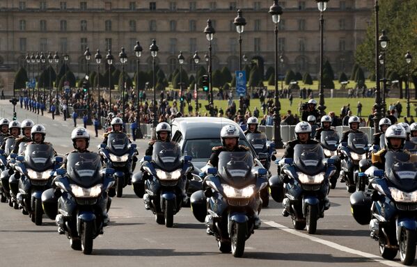 Xe chở quan tài cựu Tổng thống Pháp Jacques Chirac rời Hôtel des Invalides đi đến nhà thờ Saint-Sulpice - Sputnik Việt Nam