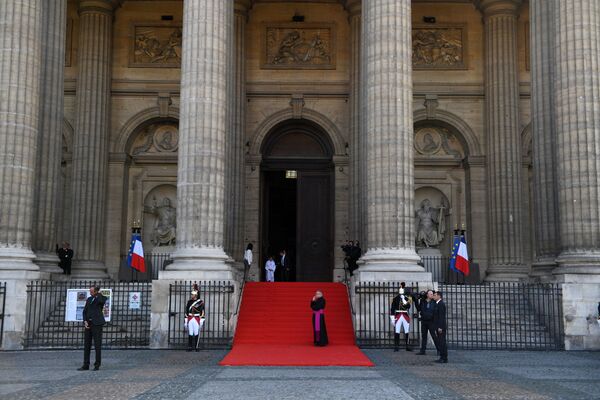 Trước khi bắt đầu lễ tang cựu tổng thống Pháp Jacques Chirac, tại nhà thờ Saint-Sulpice - Sputnik Việt Nam